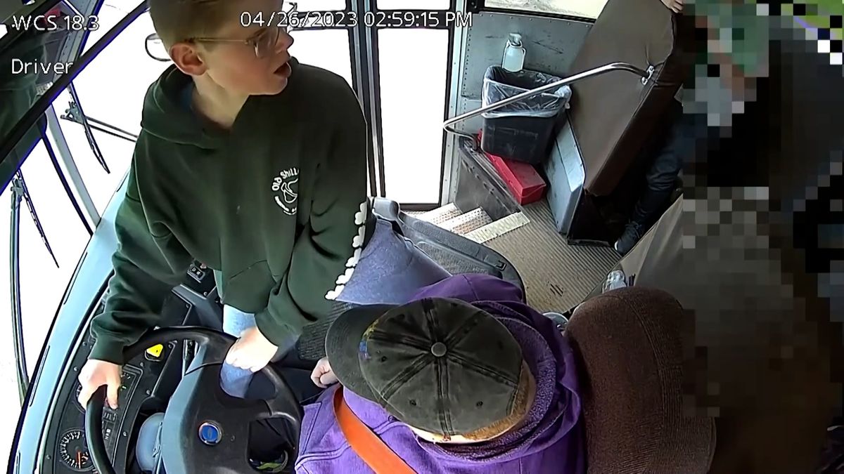 Řidička autobusu v USA omdlela, za volant skočil 13letý hoch. Drama zachytila kamera